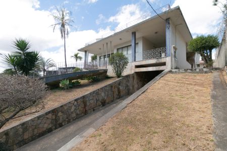 Casa à venda com 1000m², 5 quartos e 8 vagas Casa à venda com 1000m², 5 quartos e 8 vagasFachada