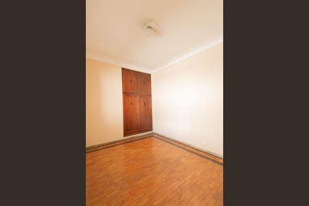 Casa à venda com 1000m², 5 quartos e 8 vagas Casa à venda com 1000m², 5 quartos e 8 vagasQuarto 2