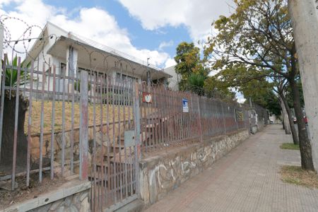 Casa à venda com 1000m², 5 quartos e 8 vagas Casa à venda com 1000m², 5 quartos e 8 vagasFachada