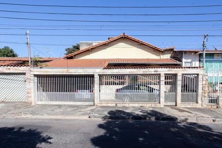 Casa à venda com 290m², 3 quartos e 3 vagasFachada