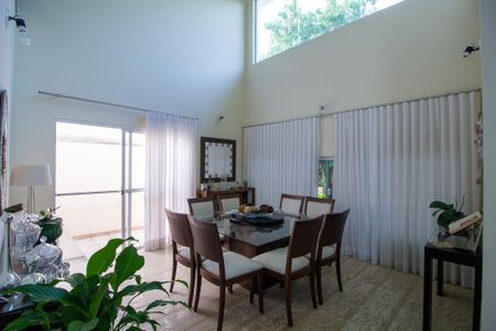 Casa de condomínio para alugar com 340m², 4 quartos e 3 vagasSala