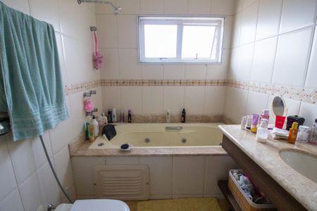 Casa de condomínio para alugar com 340m², 4 quartos e 3 vagasBanheiro da Suíte 4