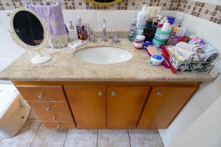 Casa de condomínio para alugar com 340m², 4 quartos e 3 vagasBanheiro da Suíte 2