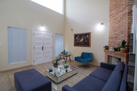 Casa de condomínio para alugar com 340m², 4 quartos e 3 vagasSala