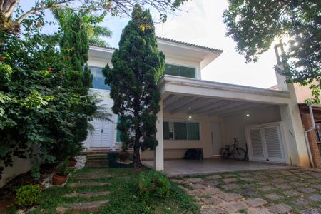 Casa de condomínio para alugar com 340m², 4 quartos e 3 vagasFachada