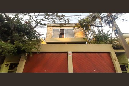 Casa à venda com 250m², 2 quartos e 4 vagas Casa à venda com 250m², 2 quartos e 4 vagasFachada da Casa