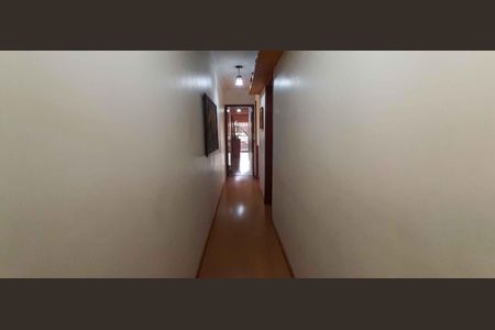 Casa à venda com 250m², 2 quartos e 4 vagas Casa à venda com 250m², 2 quartos e 4 vagasCorredor