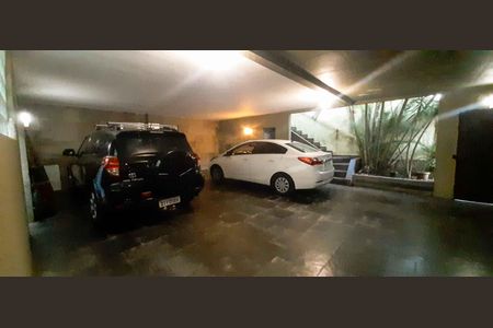 Casa à venda com 250m², 2 quartos e 4 vagas Casa à venda com 250m², 2 quartos e 4 vagasGaragem