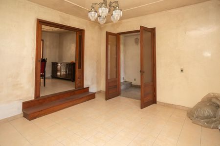 Casa à venda com 700m², 5 quartos e 2 vagasSala