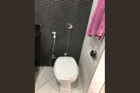 Casa de condomínio para alugar com 240m², 3 quartos e 2 vagas Casa de condomínio para alugar com 240m², 3 quartos e 2 vagasBanheiro 2