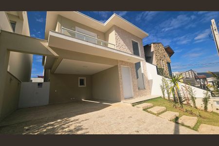 Casa de condomínio à venda com 208m², 3 quartos e 2 vagas Casa de condomínio à venda com 208m², 3 quartos e 2 vagasFachada