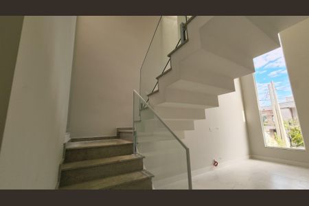 Casa de condomínio à venda com 208m², 3 quartos e 2 vagas Casa de condomínio à venda com 208m², 3 quartos e 2 vagasEscada