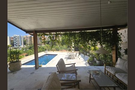 Casa à venda com 328m², 3 quartos e 3 vagas