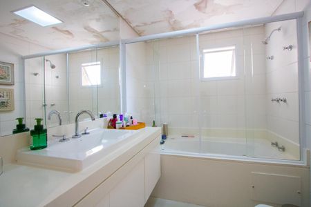 Apartamento à venda com 118m², 3 quartos e 4 vagasBanheiro da Suíte