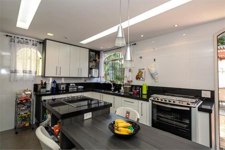 Casa à venda com 450m², 4 quartos e 6 vagas