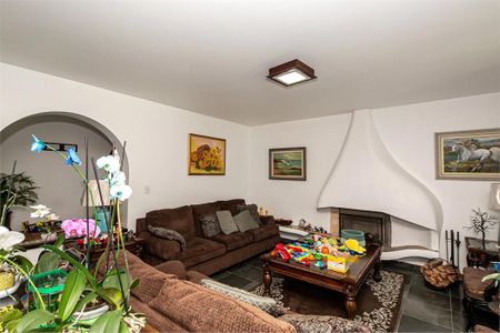 Casa à venda com 4 quartos, 450m² em Jardim Santa Helena, São Paulo