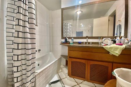 Apartamento à venda com 234m², 4 quartos e 1 vagaBanheiro da Suíte