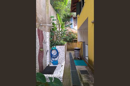 Casa de condomínio à venda com 236m², 5 quartos e 3 vagas Casa de condomínio à venda com 236m², 5 quartos e 3 vagasQuintal