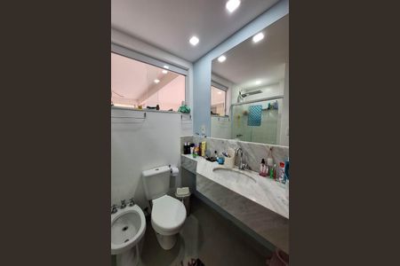 Casa de condomínio à venda com 236m², 5 quartos e 3 vagas Casa de condomínio à venda com 236m², 5 quartos e 3 vagasBanheiro da Suíte 2