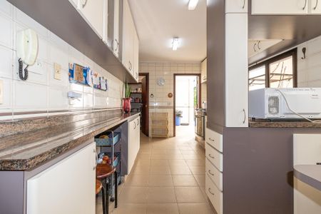 Casa à venda com 266m², 5 quartos e 4 vagas Casa à venda com 266m², 5 quartos e 4 vagasCozinha