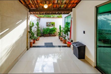 Casa à venda com 360m², 3 quartos e 4 vagasCasa 2 - Área