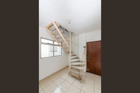 Apartamento à venda com 120m², 2 quartos e 1 vaga Apartamento à venda com 120m², 2 quartos e 1 vagaEscada