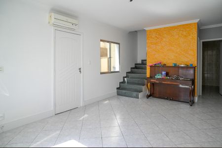 Casa à venda com 105m², 2 quartos e 2 vagas Casa à venda com 105m², 2 quartos e 2 vagasSala