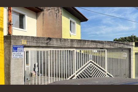 Casa à venda com 105m², 2 quartos e 2 vagas Casa à venda com 105m², 2 quartos e 2 vagasFachada