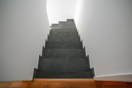 Casa à venda com 105m², 2 quartos e 2 vagas Casa à venda com 105m², 2 quartos e 2 vagasEscada