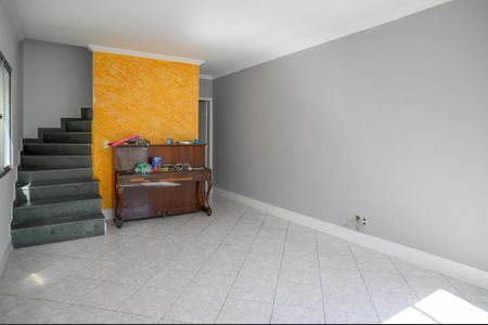 Casa à venda com 105m², 2 quartos e 2 vagas Casa à venda com 105m², 2 quartos e 2 vagasSala