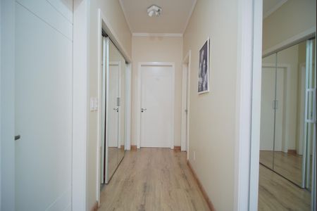 Casa à venda com 240m², 3 quartos e 4 vagasCorredor - Suítes