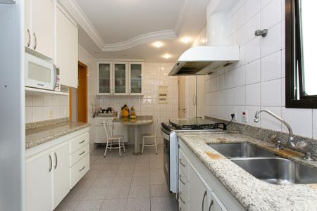 Apartamento para alugar com 220m², 4 quartos e 3 vagas Apartamento para alugar com 220m², 4 quartos e 3 vagasCozinha
