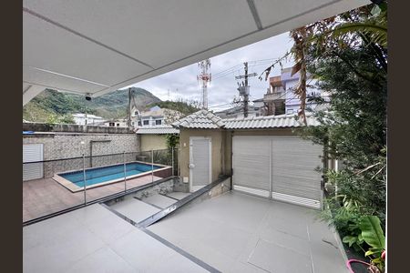 Casa de condomínio para alugar com 387m², 4 quartos e 2 vagas Casa de condomínio para alugar com 387m², 4 quartos e 2 vagasÁrea externa