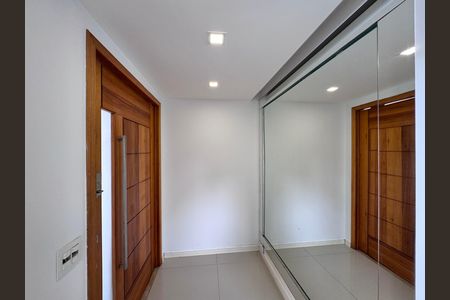 Casa de condomínio para alugar com 387m², 4 quartos e 2 vagas Casa de condomínio para alugar com 387m², 4 quartos e 2 vagasSala