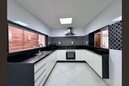 Casa de condomínio para alugar com 387m², 4 quartos e 2 vagas Casa de condomínio para alugar com 387m², 4 quartos e 2 vagasCozinha
