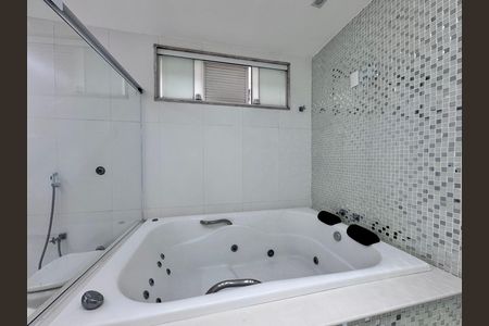 Casa de condomínio para alugar com 387m², 4 quartos e 2 vagas Casa de condomínio para alugar com 387m², 4 quartos e 2 vagasSuíte 1 Master - Banheiro