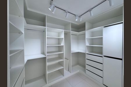 Casa de condomínio para alugar com 387m², 4 quartos e 2 vagas Casa de condomínio para alugar com 387m², 4 quartos e 2 vagasSuíte 1 Master - Closet