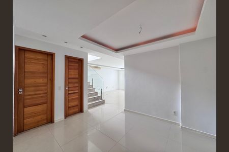 Casa de condomínio para alugar com 387m², 4 quartos e 2 vagas Casa de condomínio para alugar com 387m², 4 quartos e 2 vagasSala