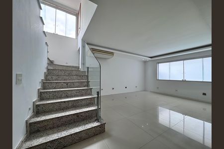 Casa de condomínio para alugar com 387m², 4 quartos e 2 vagas Casa de condomínio para alugar com 387m², 4 quartos e 2 vagasSala