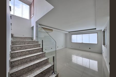 Casa de condomínio para alugar com 387m², 4 quartos e 2 vagas Casa de condomínio para alugar com 387m², 4 quartos e 2 vagasSala
