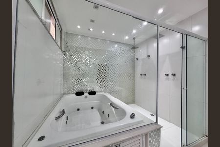 Casa de condomínio para alugar com 387m², 4 quartos e 2 vagas Casa de condomínio para alugar com 387m², 4 quartos e 2 vagasSuíte 1 Master - Banheiro