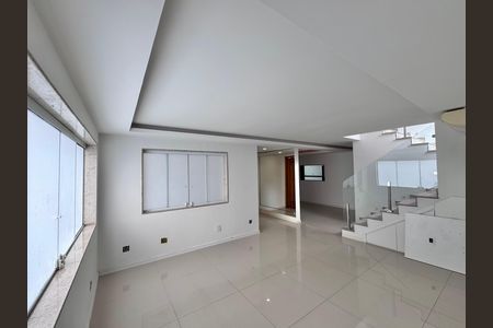 Casa de condomínio para alugar com 387m², 4 quartos e 2 vagas Casa de condomínio para alugar com 387m², 4 quartos e 2 vagasSala