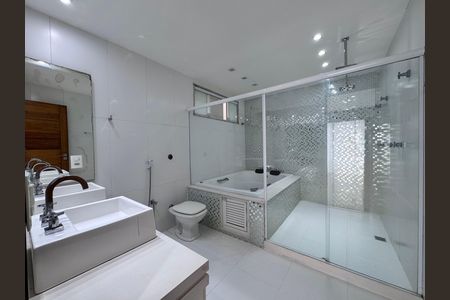 Casa de condomínio para alugar com 387m², 4 quartos e 2 vagas Casa de condomínio para alugar com 387m², 4 quartos e 2 vagasSuíte 1 Master - Banheiro