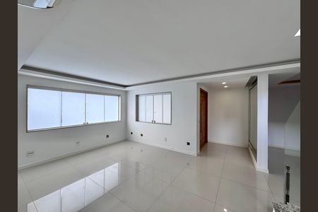 Casa de condomínio para alugar com 387m², 4 quartos e 2 vagas Casa de condomínio para alugar com 387m², 4 quartos e 2 vagasSala