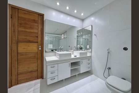 Casa de condomínio para alugar com 387m², 4 quartos e 2 vagas Casa de condomínio para alugar com 387m², 4 quartos e 2 vagasSuíte 1 Master - Banheiro