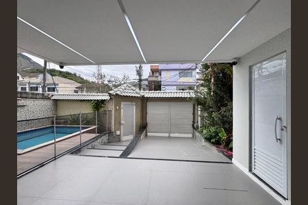 Casa de condomínio para alugar com 387m², 4 quartos e 2 vagas Casa de condomínio para alugar com 387m², 4 quartos e 2 vagasÁrea externa