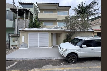 Casa de condomínio para alugar com 387m², 4 quartos e 2 vagas Casa de condomínio para alugar com 387m², 4 quartos e 2 vagasFachada