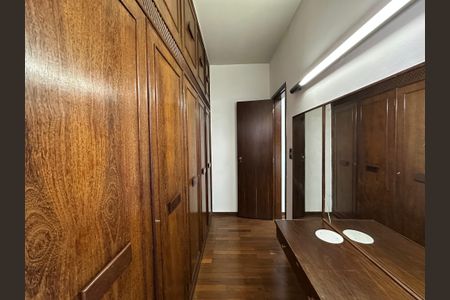 Casa à venda com 348m², 5 quartos e 6 vagas