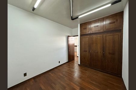 Casa à venda com 348m², 5 quartos e 6 vagas