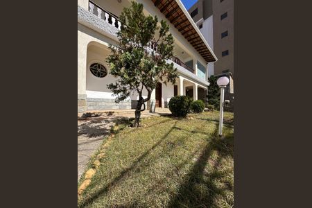 Casa à venda com 348m², 5 quartos e 6 vagas